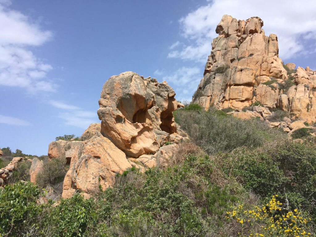 Skulpturartige Granitfelsen mit mediterraner Pflanzenwelt auf dem Retreatgelände.